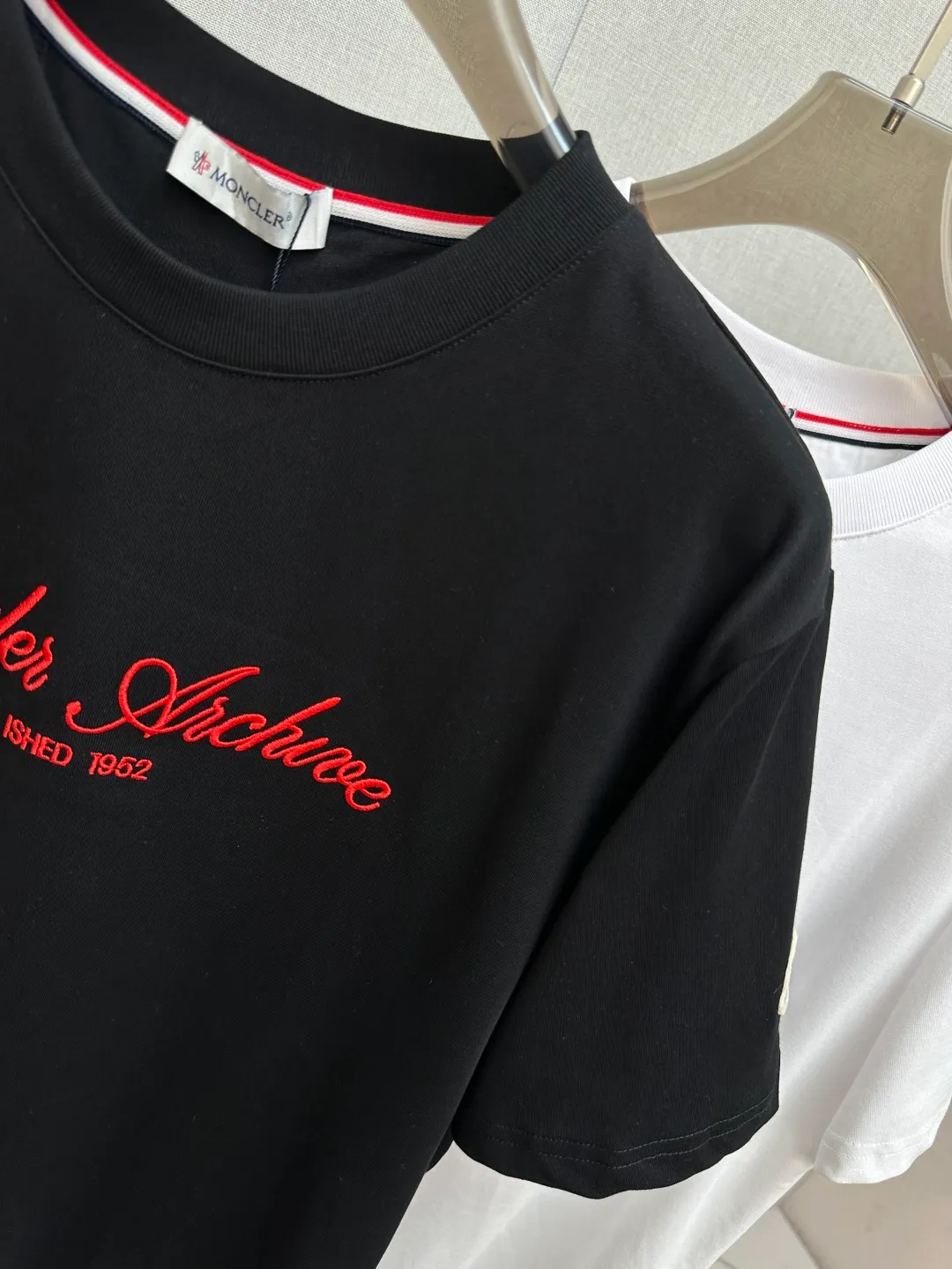 Moncl 26ss Moncler Series T ，， Logo+“Monestier-de-Clermont France Est.1952” ， ， Classic ， ， 。 Premium、 ， ； Black White Sizes：S-2XL